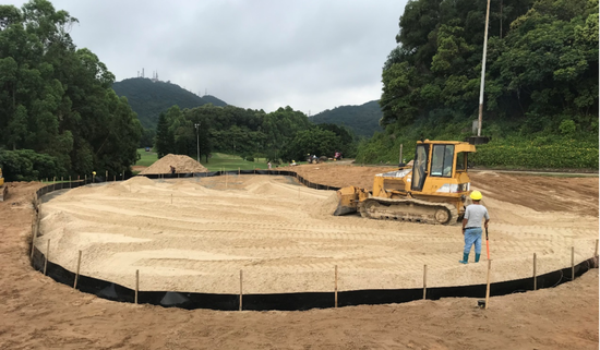 南沙球场山场17洞果岭基槽填砂。这个过程的目的是保证干净纯砂、相同厚度、相同密度。