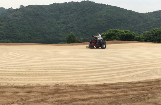 南沙球场山场17洞果岭表面精细造型，设计师本人亲手制作，让设计理念直接落地。